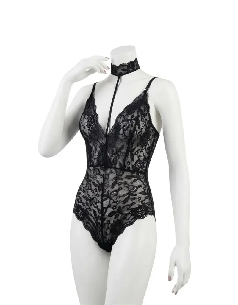 Body en dentelle, col choker intégré et dos nu croisé