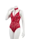 بذلة من الدانتيل مزودة بقلادة مدمجة وفتحة ظهر متقاطعة