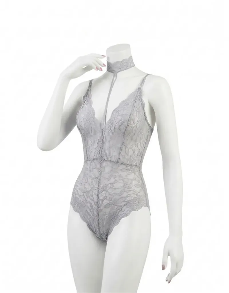 بذلة من الدانتيل مزودة بقلادة مدمجة وفتحة ظهر متقاطعة